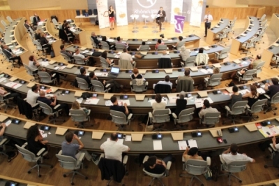 Assemblée générale dans la salle du conseil